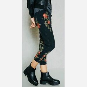 TOPSHOP MOTO EMBROIDERED MOM JEANS